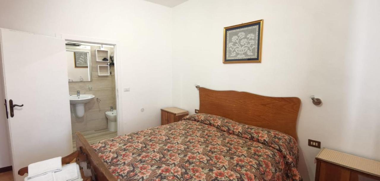 فندق La Casa In Piazza غوبيو المظهر الخارجي الصورة